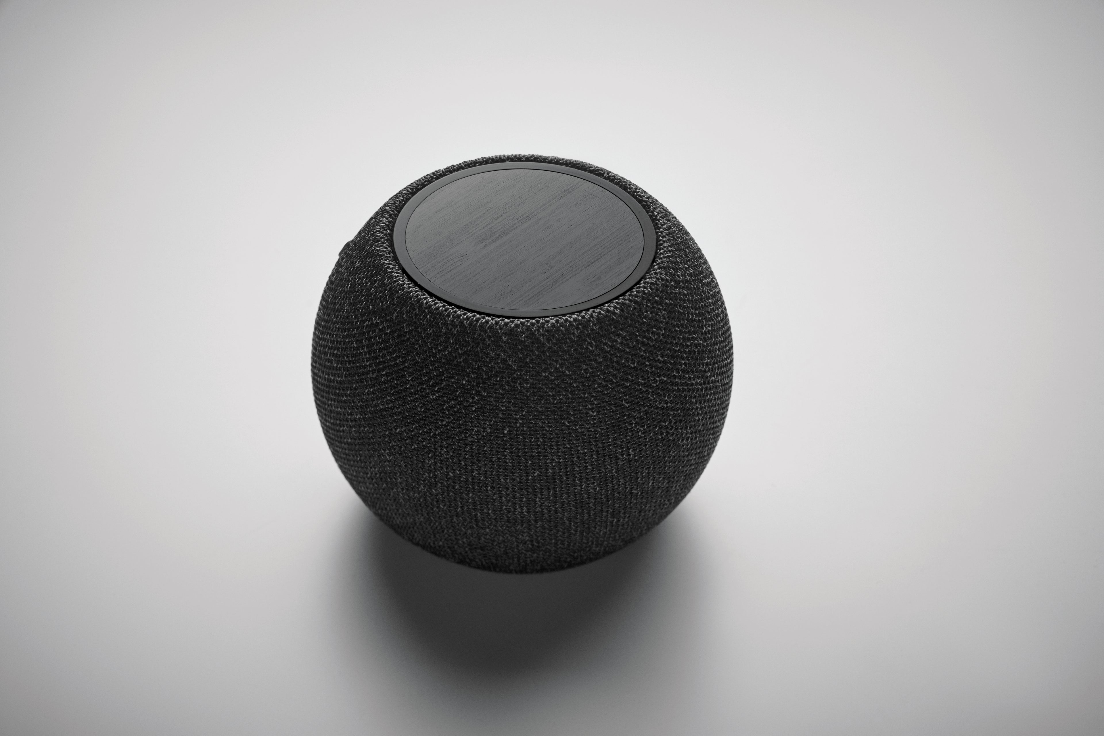 Listoo 15W Wireless Charger Speaker with Bluetooth
